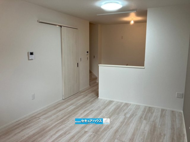 【今からご案内可能】豊明市栄町南舘Ⅱ 全2棟 B棟（月々70,000円台～）の居間・リビング|■約12.9帖のLDK　
リビングイン階段のため、リビングを広く使えること、そして家族間のコミュニケーションを深めやすい設計です♪