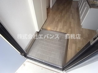 【玄関】 | コーポフリーダム | 収納もある玄関です