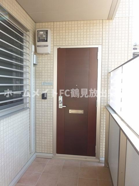 東大阪市稲田本町１丁目のハイツの玄関