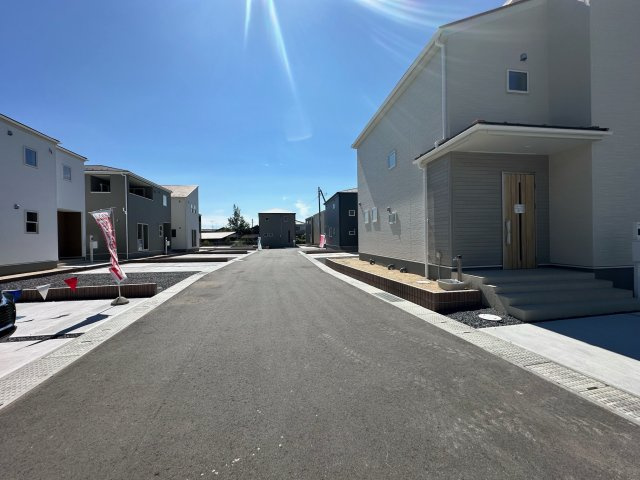【新築戸建】　内郷御台境町第3の前面道路含む現地写真|前面道路含む現地写真です。2024年8月撮影