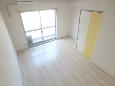 【居間・リビング】 | ルプリーズ西宮北口 | おしゃれな居間です