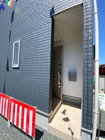 中央区横手３丁目／２号棟のエントランス|雨の日でも濡れずに宅配の荷物が受け取れる玄関。