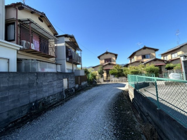 【成約済】長岡京市今里１丁目の前面道路含む現地写真|北側も道路・駐車場のため、抜けており、通風・開放感良好です♪