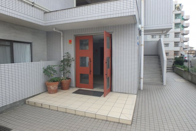 半田第３ロイヤルマンションのエントランス