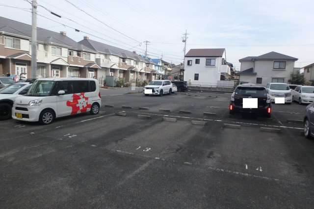 半田第３ロイヤルマンションの駐車場