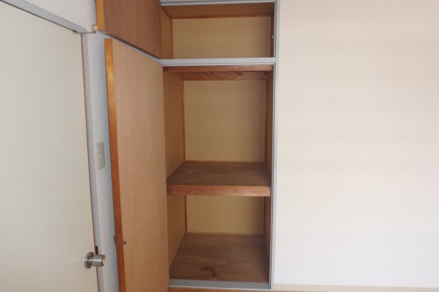 半田第３ロイヤルマンションの収納|別部屋同間取りのお写真となります。参考にご覧くださいませ。