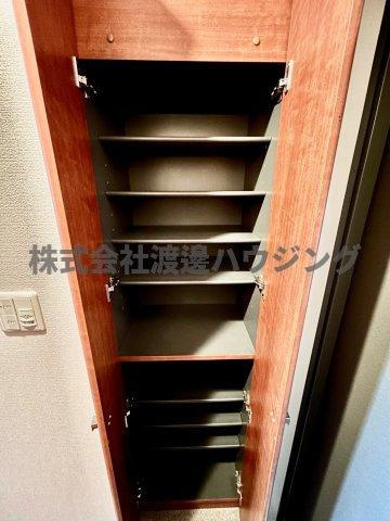 ノルデンハイム江坂の収納|天井高シューズBOX