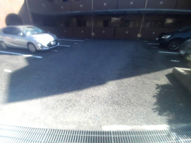 プラザハイツ二ツ屋A棟の駐車場