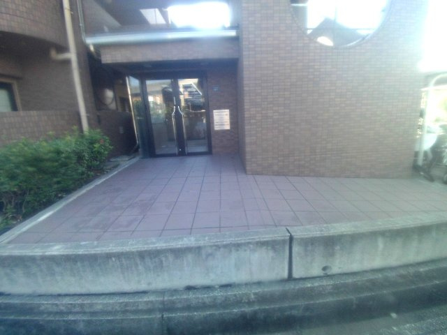 プラザハイツ二ツ屋A棟のエントランス
