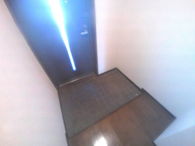 プラザハイツ二ツ屋A棟の玄関