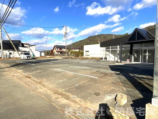 小鯖テナントの駐車場|20台程度駐車場所がございます。そのうち隣のテナントと共有利用ですので、7～10台程度駐車可能です。