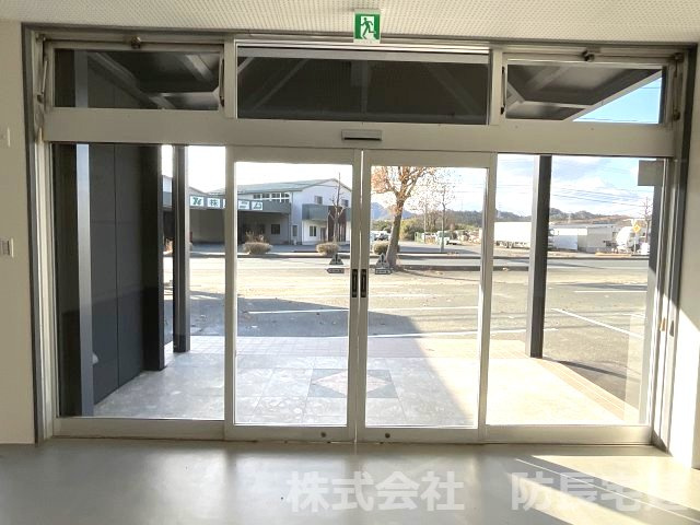小鯖テナントのエントランス|自動ドア付です。