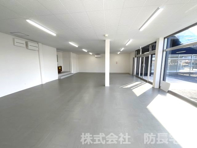 小鯖テナントの内装|広々した1フロアです。