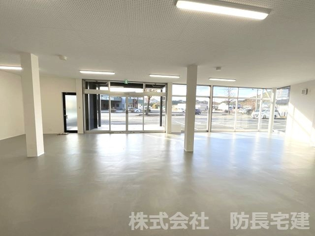 小鯖テナントの内装|ガラス張りで明るい空間です。