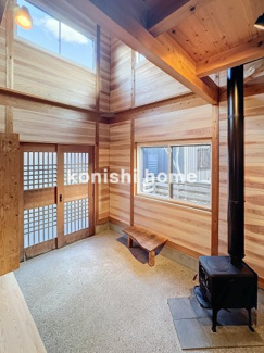 【玄関】 | 木造りの家　1号棟 | 玄関土間には薪ストーブ（ノルウェー製）