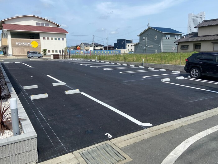 D-square牟呂町の駐車場
