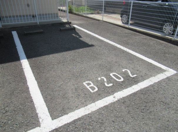 リーブルBの駐車場