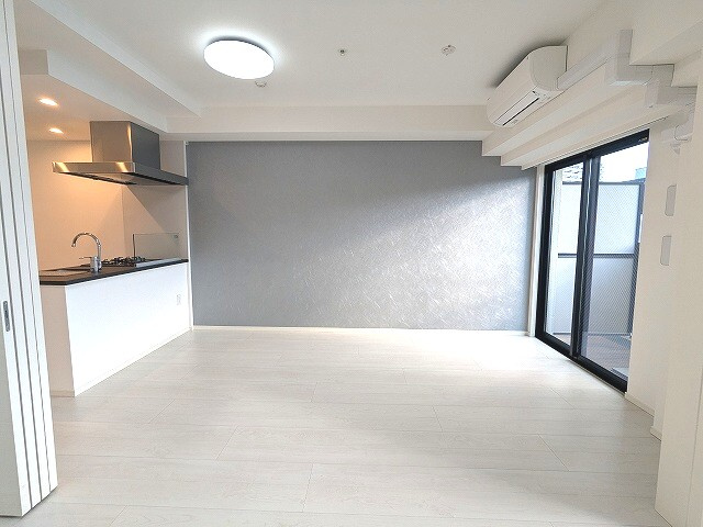 ルジュール神田須田町のバルコニー|リビングと洋室にエアコンと照明付きです