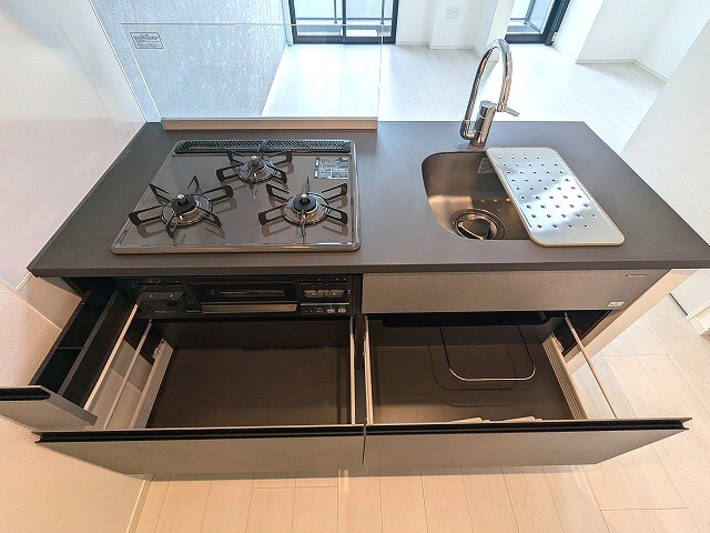 ルジュール神田須田町の設備|グリル付ガス3口システムカウンターキッチン、瀟洒でお手入れ楽なガラストップコンロ、温度調節やタイマー機能付きピピッとコンロ、スライドドアで楽に収納可能です