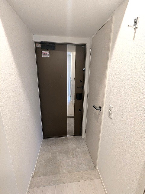 ルジュール神田須田町の設備|ディンプルキーのダブルロックセキュリティ、姿見鏡付、コートフック付、人感センサー玄関ライト