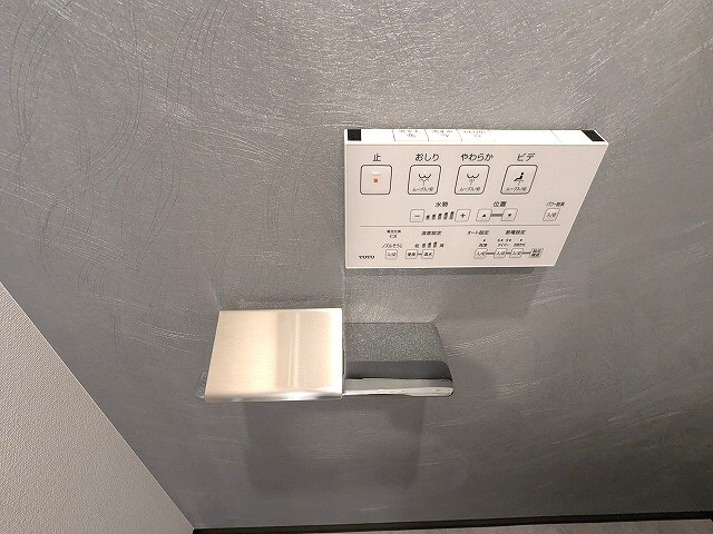 ルジュール神田須田町の設備|ペーパーホルダーにスマホストレージ付の温水洗浄便座です