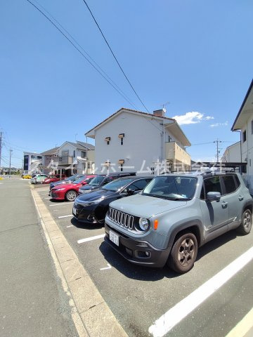 メゾンKの駐車場|カースペースがあります