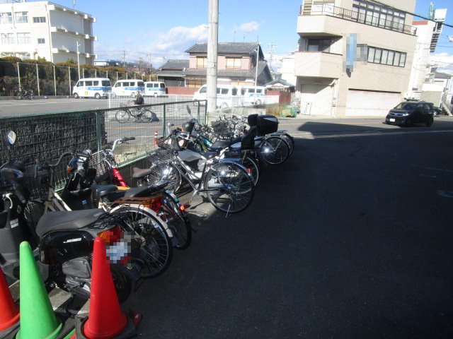 高槻市如是町の一棟マンションの駐輪場