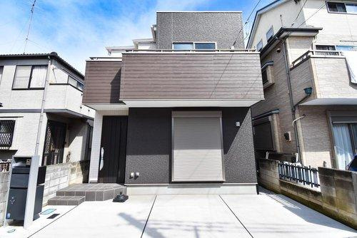川越市大字砂の中古一戸建の外観|◇外観◇　
お荷物の受け取りに便利な宅配ボックス、戸締りがスムーズにできる電動シャッター、開錠がスムーズなキーレス玄関ドアなど設備充実です。