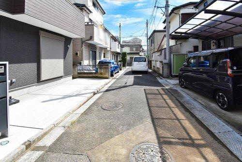 川越市大字砂の中古一戸建の前面道路含む現地写真|◇外観◇　
南西道路で採光がたっぷり入る明るい室内です。
