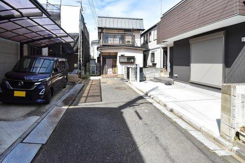 川越市大字砂の中古一戸建の前面道路含む現地写真|◇外観◇　
一種低層の閑静な住宅街、奥まった立地の温和な住環境です。