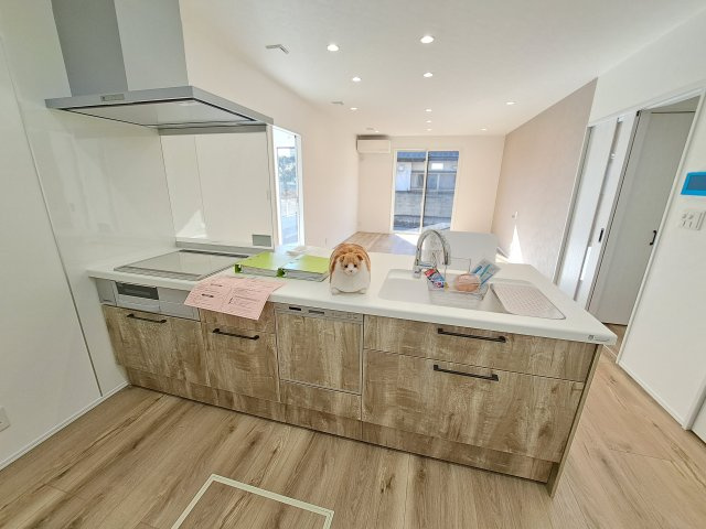 新築　前橋市下新田町のキッチン|現地写真　間口2550ｍｍで作業スペースも広々！換気扇も汚れが付きにくくお掃除がし易い設計です。