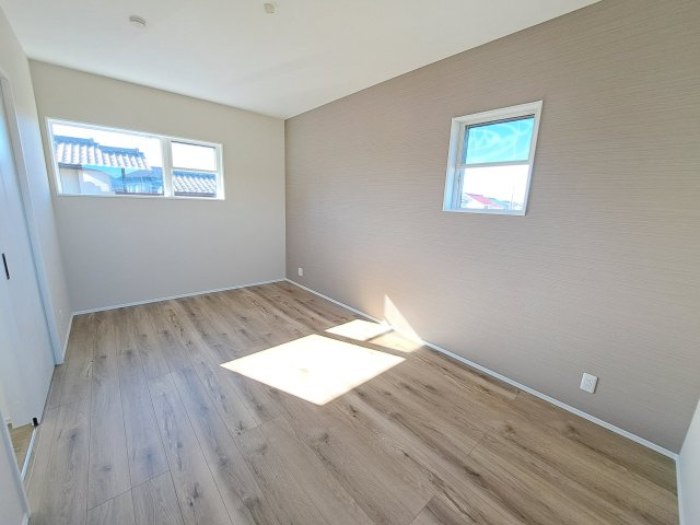 新築　前橋市下新田町の洋室|現地写真　2階西側の洋室は三面採光！明るく風通しも良さそうです♪