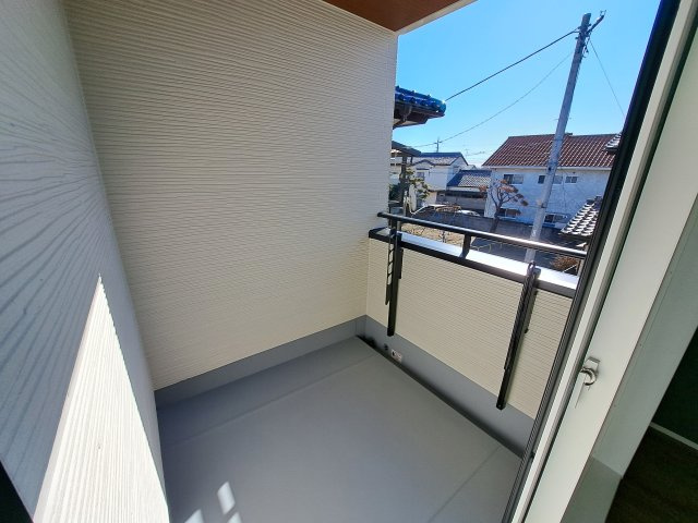新築　前橋市下新田町のバルコニー|現地写真　インナーバルコニーで少しの雨なら濡れずにすみます。天気が怪しいけど…という悩みも解消ですね