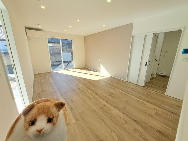 新築　前橋市下新田町の居間・リビング|現地写真　広々17.8帖のリビング。ご家族みんなでゆったりくつろげます♪日当たりも良好！