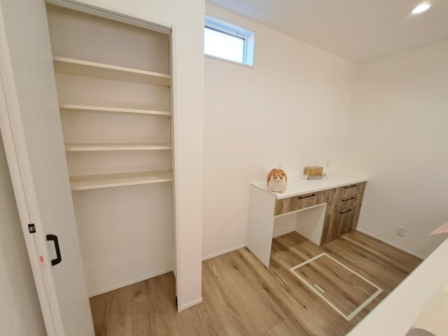 新築　前橋市下新田町のキッチン|現地写真　キッチンには物入とカップボードが付いていて便利です♪