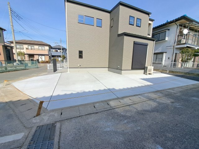 新築　前橋市下新田町の駐車場|現地写真　駐車スペースは建物南西側に並列2台分可能です！