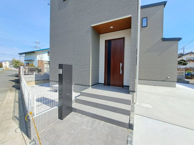 新築　前橋市下新田町の玄関|現地写真　ポストと一体型のTVモニターホンでセキュリティ安心！