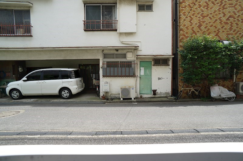 プリムローズ大島の展望|前面は駐車場と生活道路交通量は非常に少ないです♪