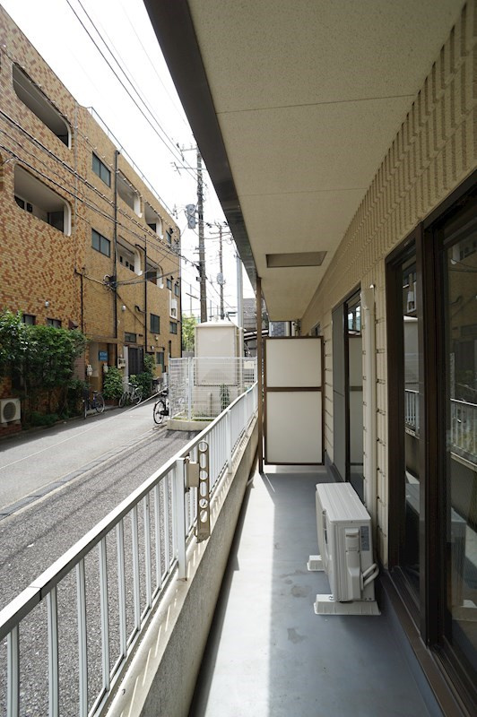 プリムローズ大島のバルコニー|南側は駐車場と道路です♪