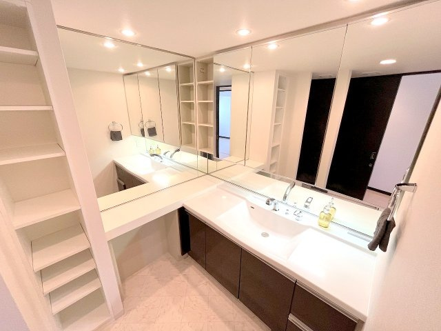 レクセルプライム昭島　の独立洗面台|収納豊富で広々した洗面化粧台です！