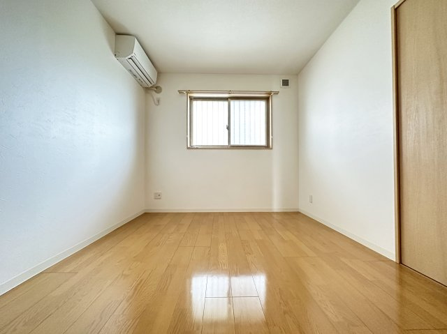 クレドール南川添の洋室