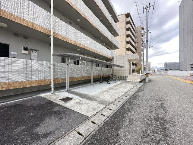 クレドール南川添の駐車場