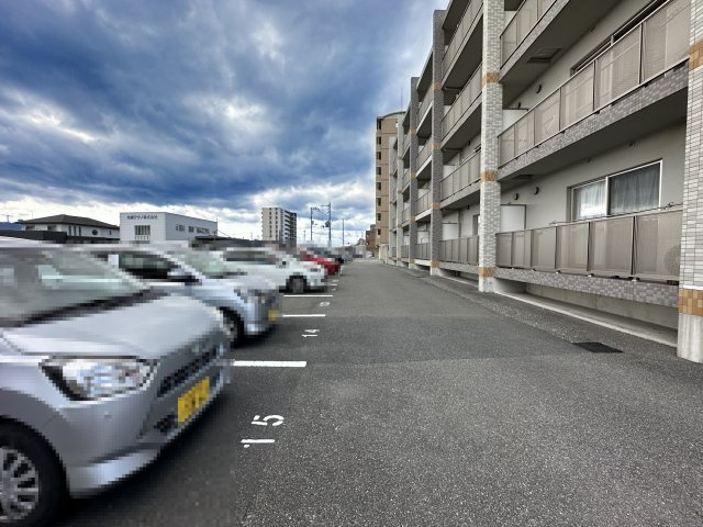 クレドール南川添の駐車場