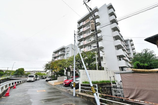 【外観】 | ゆったりとした油山川のほとりの、穏やかな環境です。学校が近いのでお子さまがいるご家庭にもおススメ。敷地内駐車場に空きがあるので車をお持ちの方でも安心です♪