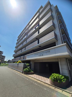 【外観】 | 最上階につき眺望良好。南東向きのバルコニーからはたっぷりの日差しが室内に入ります。2駅2路線利用可能なので各方面への移動が便利になります