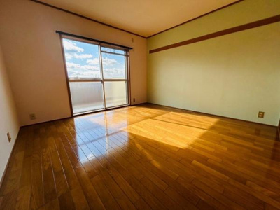 【居間・リビング】 | 府中団地１１号棟　中古マンション | 採光たっぷりの明るいリビングです