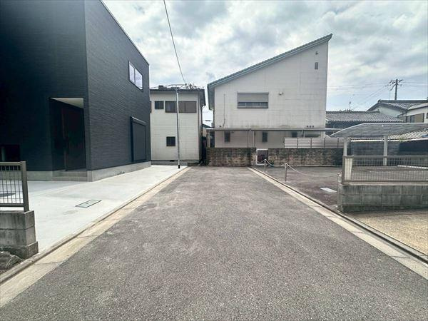 海南市船尾の新築一戸建の前面道路含む現地写真