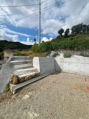 【外観】 | 高知市北秦泉寺 | 階段を上ると畑部分