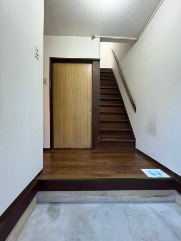 山手町2戸１貸家の玄関