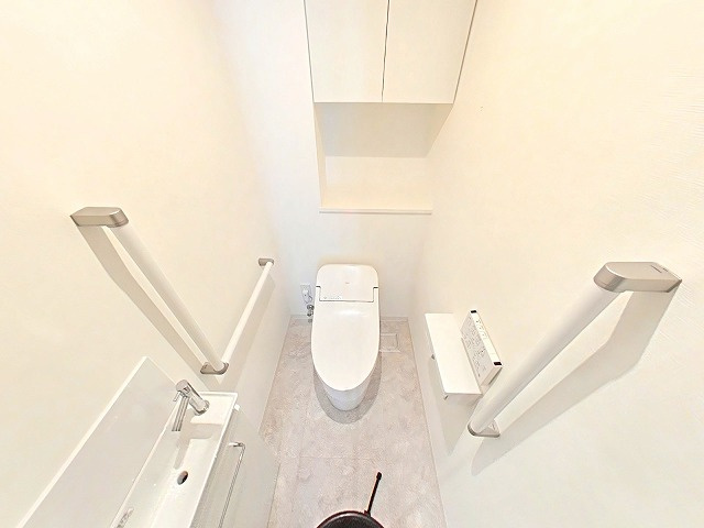 アルファステイツ表町のトイレ|白を基調とした清潔感のあふれる空間です。
手すり付きなので、ご高齢の方も安心してご使用いただけます。